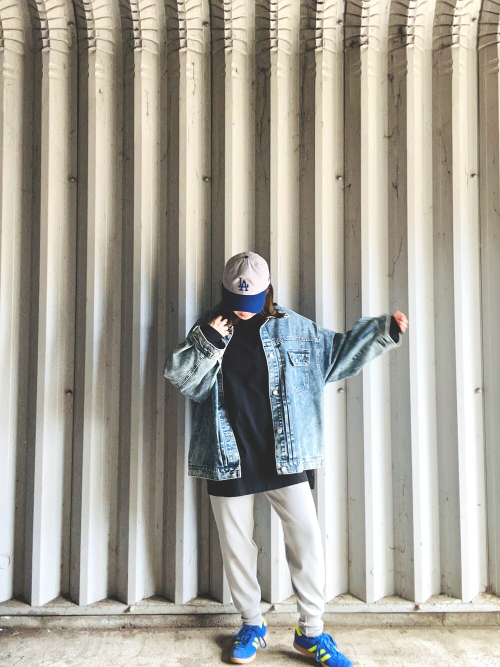 ブラック系のTシャツ/カットソー、ブルー系のデニムジャケット、グレー系のその他パンツを着用したレディースの春コーディネートの2枚目の写真