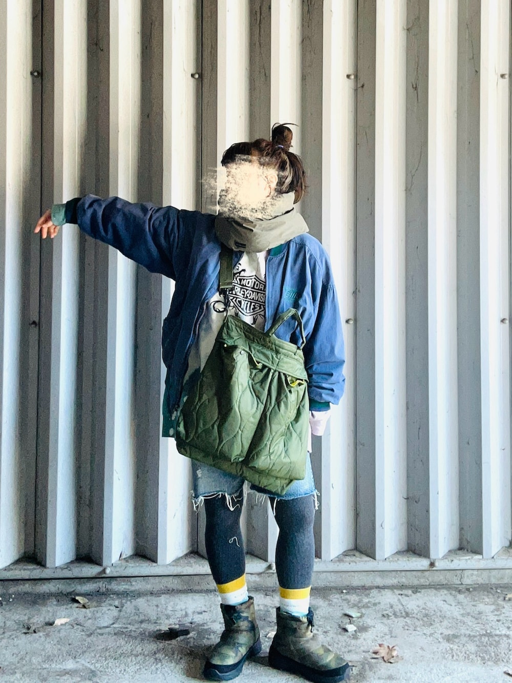 グリーン系のブーツ、グリーン系のTシャツ/カットソー、ブルー系のジャケット/アウターを着用したレディースの冬コーディネートの2枚目の写真