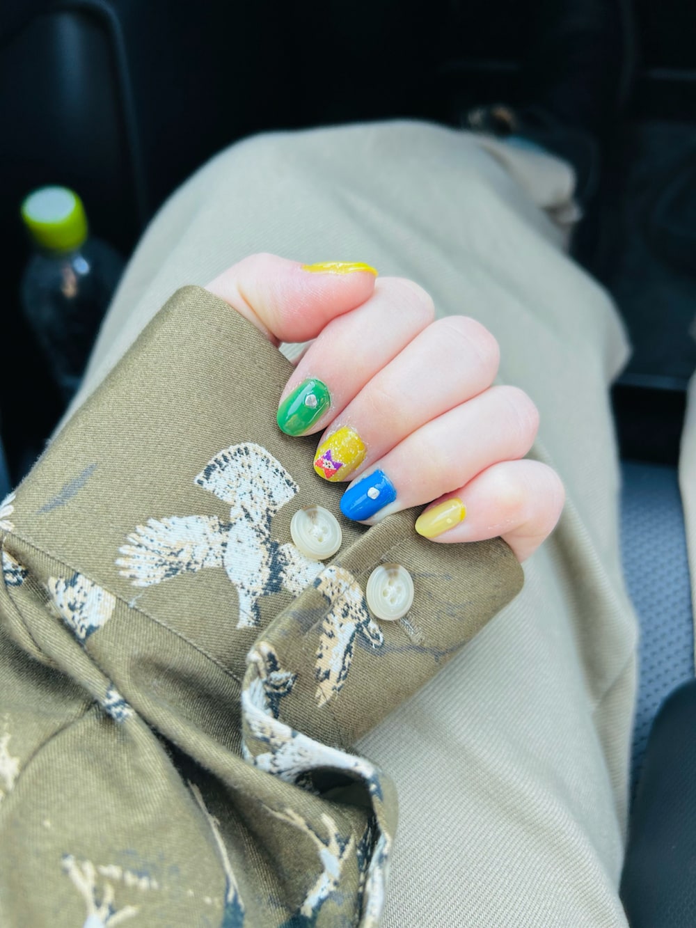 ブラック系のブーツ、ホワイト系のTシャツ/カットソー、ブラウン系のシャツ/ブラウスを着用したレディースの春コーディネートの4枚目の写真