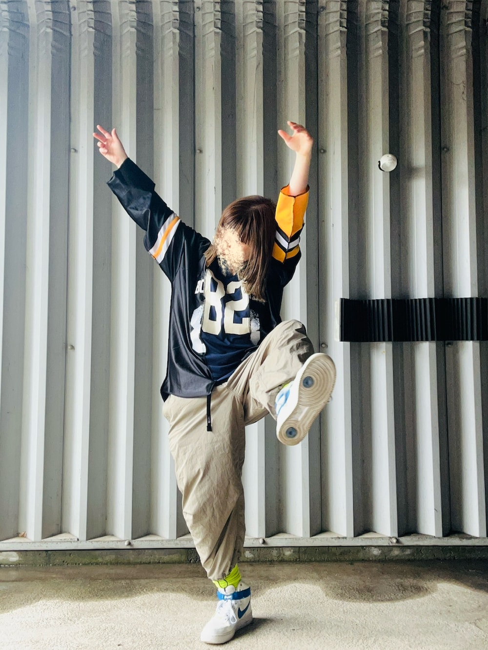 ブルー系のTシャツ/カットソー、グリーン系のカーゴパンツ、ホワイト系のスニーカーを着用したレディースの夏コーディネートの2枚目の写真