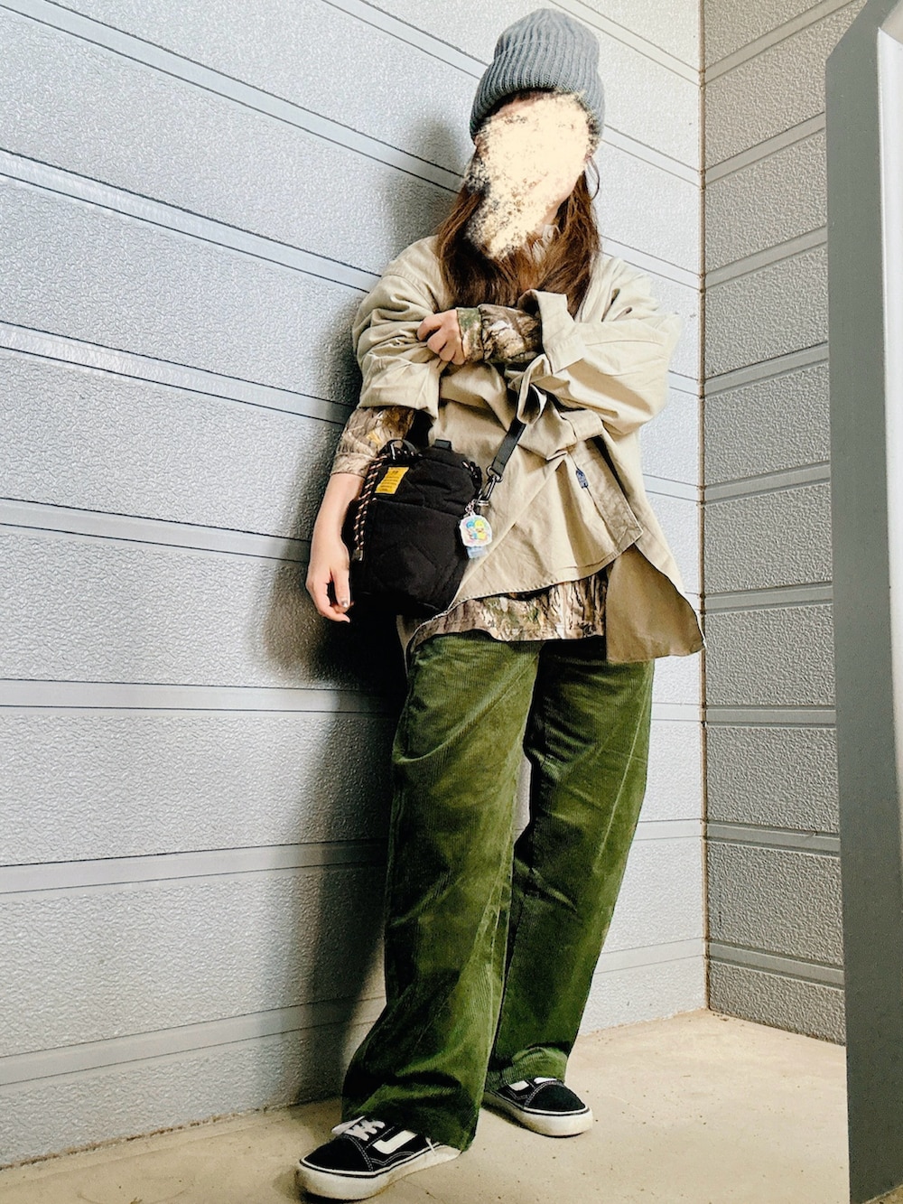 ベージュ系のシャツ/ブラウス、グリーン系のTシャツ/カットソー、ブラック系のショルダーバッグを着用したレディースの秋コーディネートの2枚目の写真