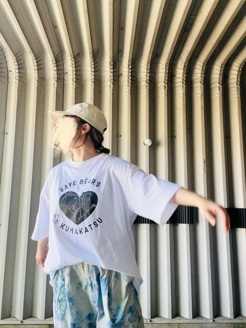 ホワイト系のTシャツ/カットソー、ホワイト系のパンツ、ブラック系のスニーカーを着用したレディースの夏コーディネートの3枚目の写真