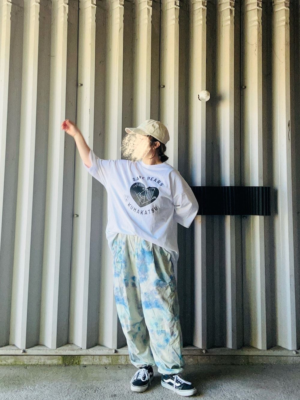 ホワイト系のTシャツ/カットソー、ホワイト系のパンツ、ブラック系のスニーカーを着用したレディースの夏コーディネートの2枚目の写真