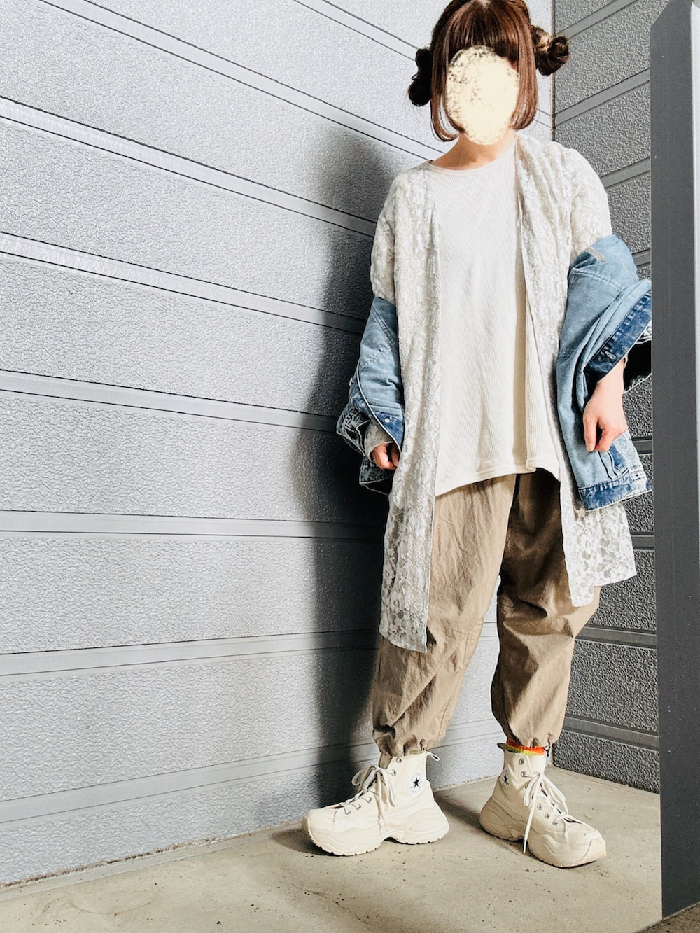 ブルー系のデニムジャケット、ブラック系のボディバッグ/ウエストポーチ、グレー系のカーディガン/ボレロを着用したレディースの春コーディネートの2枚目の写真