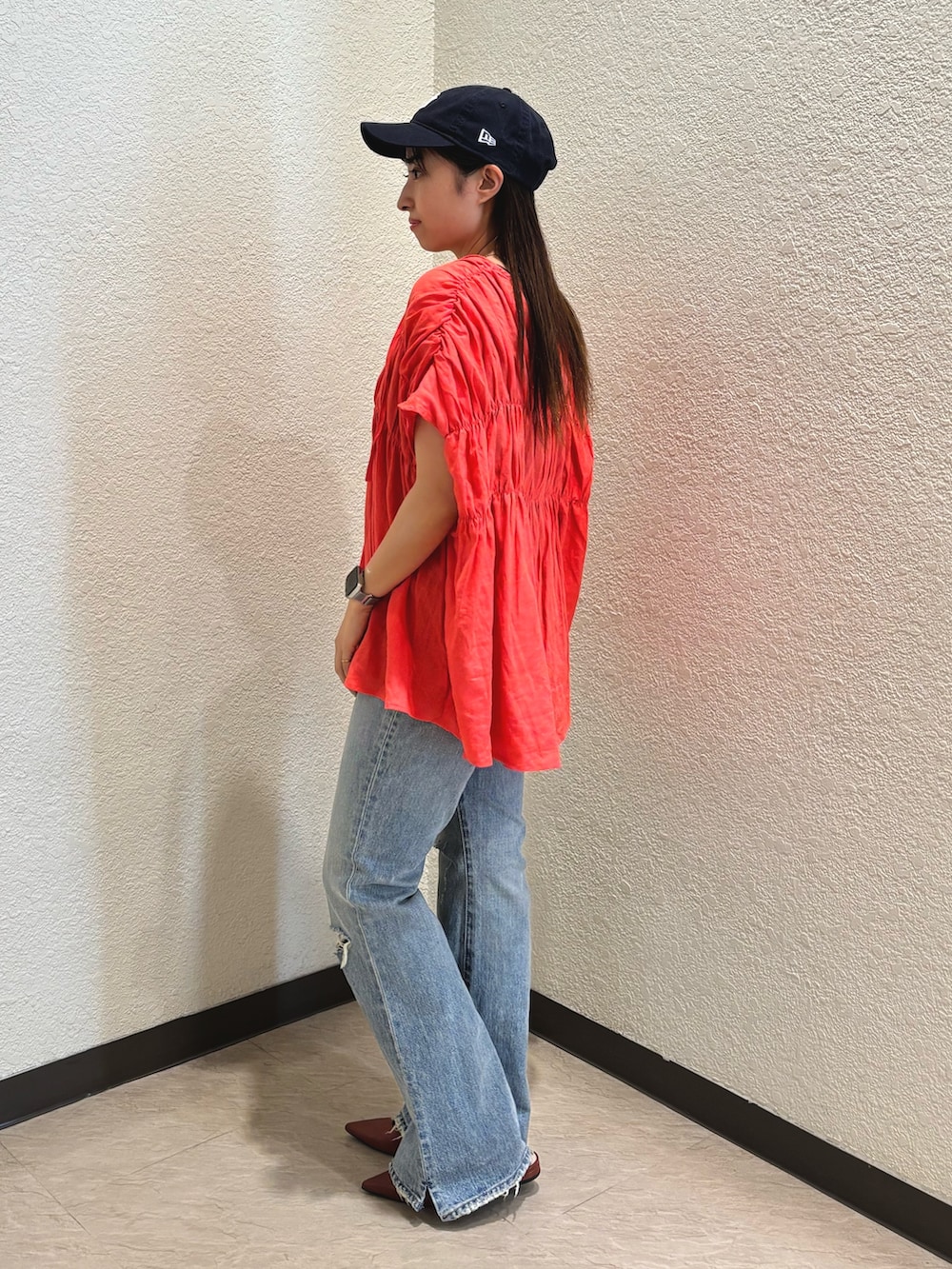 ブルー系のデニムパンツ、レッド系のシャツ/ブラウスを着用したレディースの夏コーディネートの2枚目の写真
