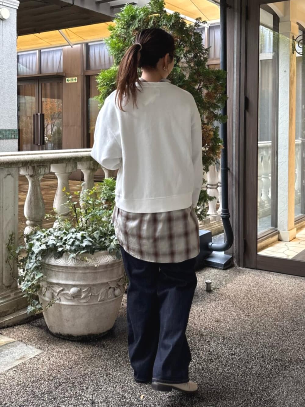 ベージュ系のローファー、ホワイト系のスウェット、ブラウン系のシャツ/ブラウスを着用したレディースの秋コーディネートの4枚目の写真
