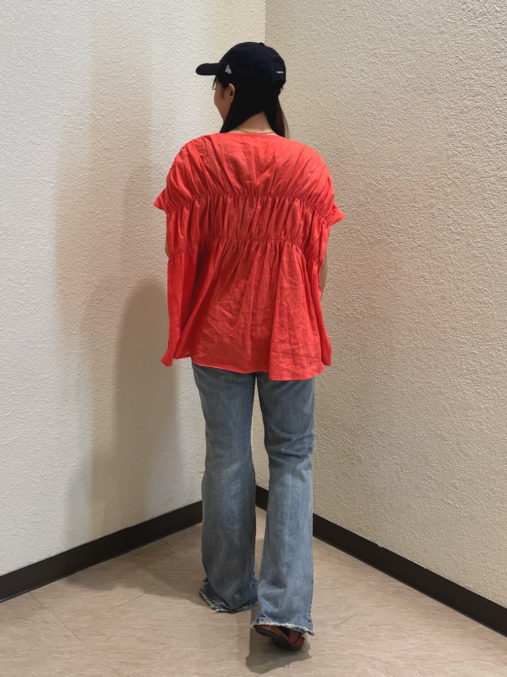 ブルー系のデニムパンツ、レッド系のシャツ/ブラウスを着用したレディースの夏コーディネートの3枚目の写真