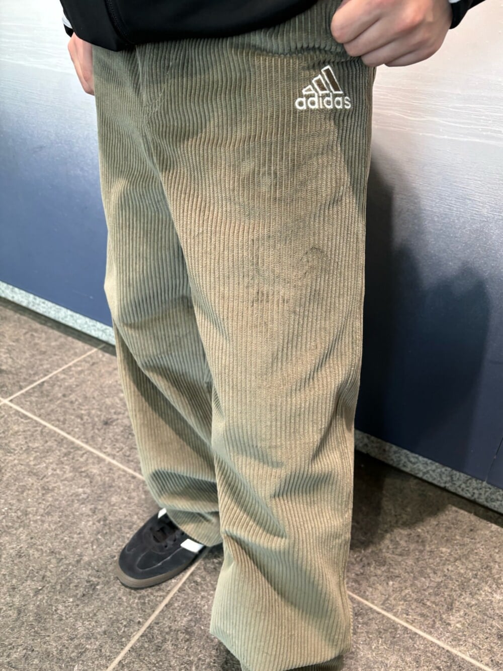 「Adidas、adidas originals、adidas、アディダス、アディダスオリジナルス、アディダス(adidas)、アディダスジャージ、アディダスコーデ、ファイヤーバード、スペツィアル」｜「adidasのハンドボール スペツィアル / Handball Spezial（スニーカー、ブラック系）」を使った、SJさん（メンズ・162cm）の春コーディネートの2枚目の写真