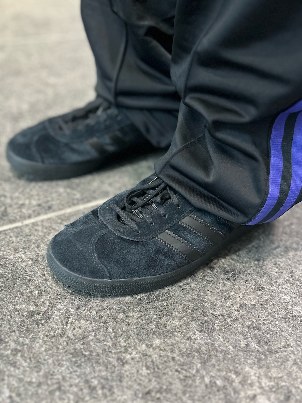 「スニーカー、セットアップ、adidas、ジャージ、アディダス、adidas originals、アディダスオリジナルス、ベッケンバウアー、ガゼル」｜「adidasのトラックジャケット（ジェンダーニュートラル）（ジャージ、ブラック系）」を使った、SJさん（メンズ・162cm）の秋コーディネートの2枚目の写真