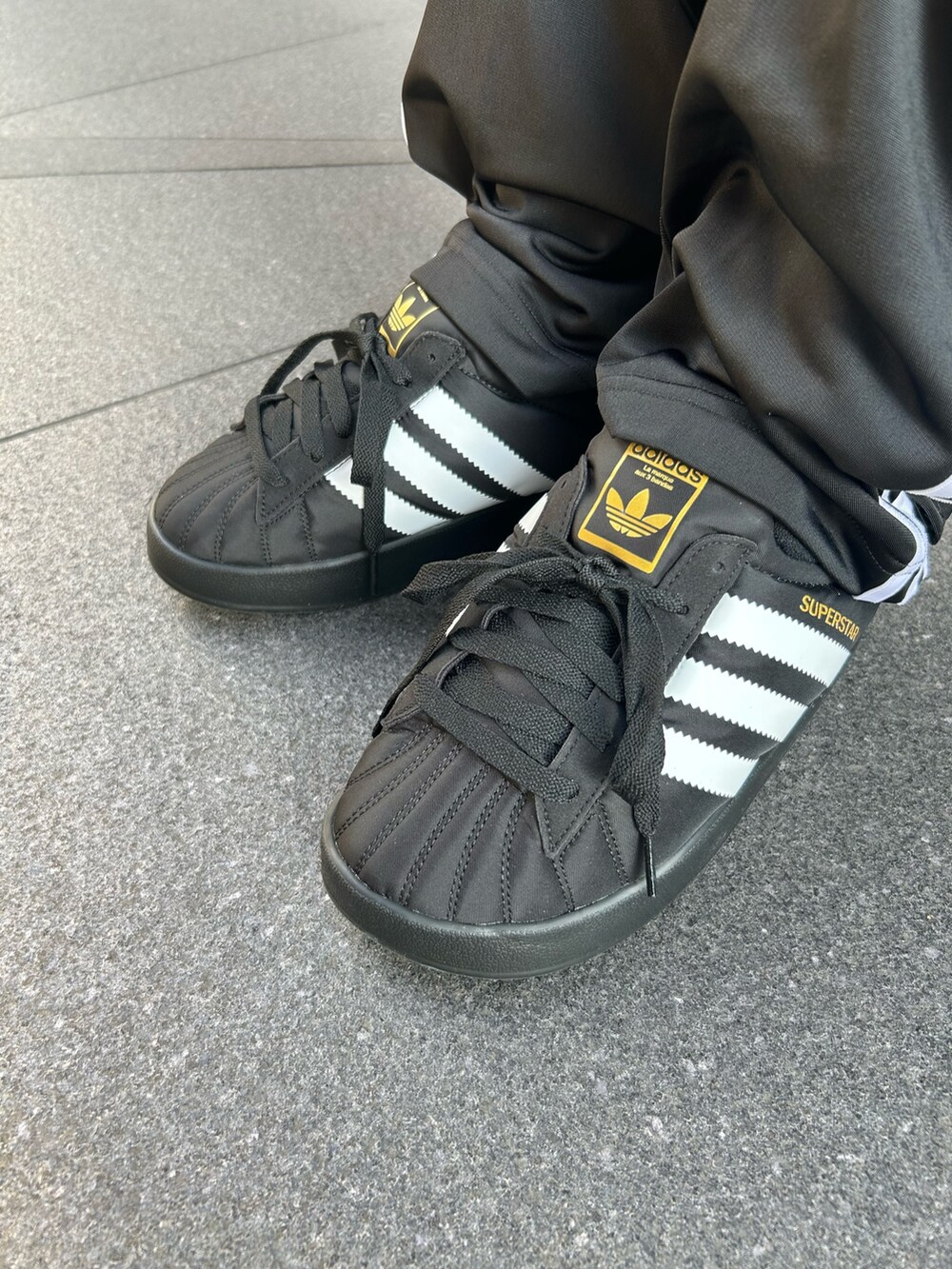 「スニーカー、ジャケット、アウター、adidas、アディダス、トラックパンツ、adidas originals、アディダスオリジナルス、パデッドジャケット、SST ホーム」｜「adidasのジャケット NEW PAD JKT / アディダスオリジナルス adidas Originals（ダウンジャケット/コート、ブラック系）」を使った、SJさん（メンズ・162cm）の秋コーディネートの2枚目の写真