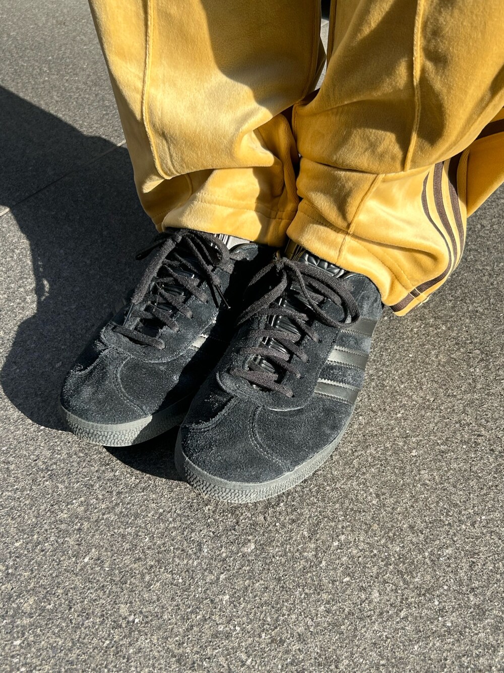 「スニーカー、セットアップ、adidas、ジャージ、アディダス、ベロア、トラックパンツ、adidas originals、トラックジャケット、ガゼル」｜「adidasのベロア トラックジャケット / ジャージ/ アディダスオリジナルス adidas Originals（ジャージ、ベージュ系）」を使った、SJさん（メンズ・162cm）の秋コーディネートの3枚目の写真