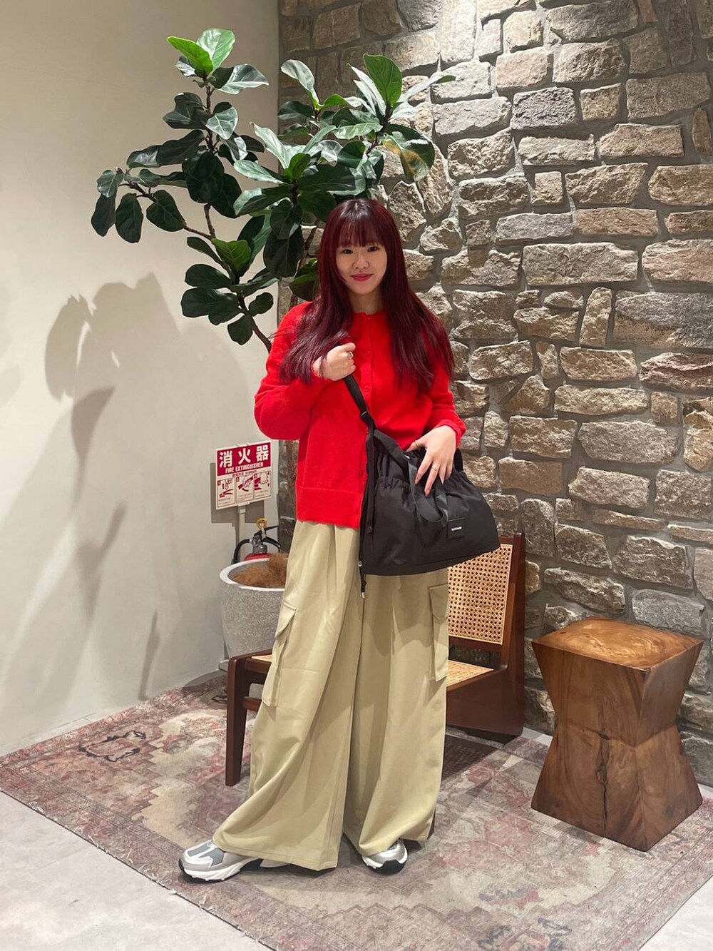 ブラック系のトートバッグ、ベージュ系のその他パンツ、グレー系のスニーカーを着用したレディースの冬コーディネートの2枚目の写真