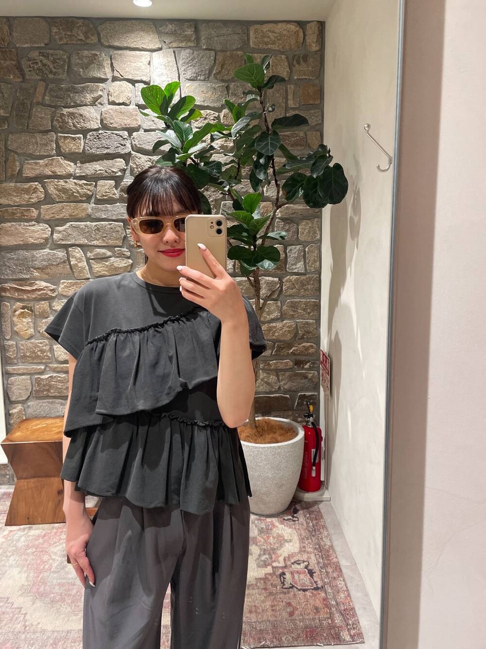 ホワイト系のサンダル、グレー系のその他パンツ、グレー系のTシャツ/カットソーを着用したレディースの夏コーディネートの2枚目の写真