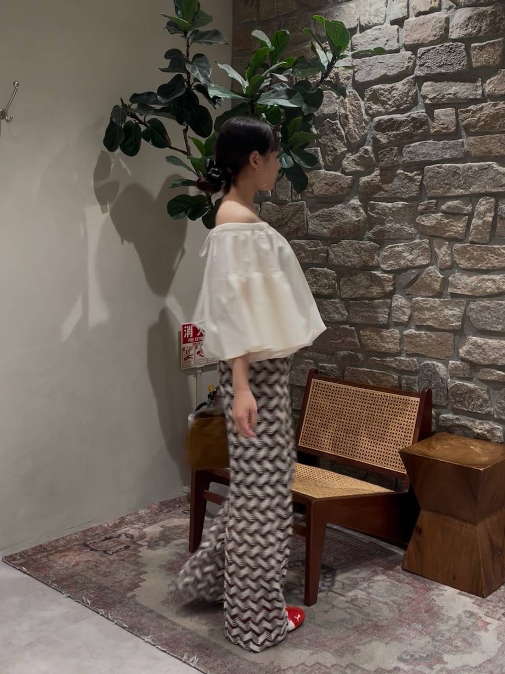 レッド系のスニーカー、ブラウン系のその他パンツ、ホワイト系のシャツ/ブラウスを着用したレディースの夏コーディネートの3枚目の写真