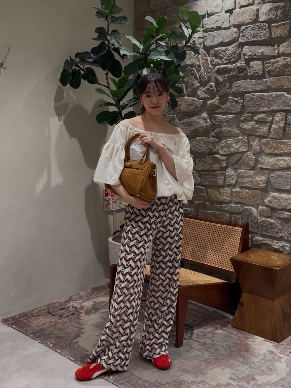 レッド系のスニーカー、ブラウン系のその他パンツ、ホワイト系のシャツ/ブラウスを着用したレディースの夏コーディネートの2枚目の写真