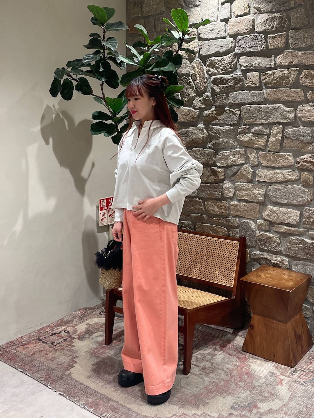 ピンク系のデニムパンツ、グレー系のTシャツ/カットソーを着用したレディースの春コーディネートの2枚目の写真