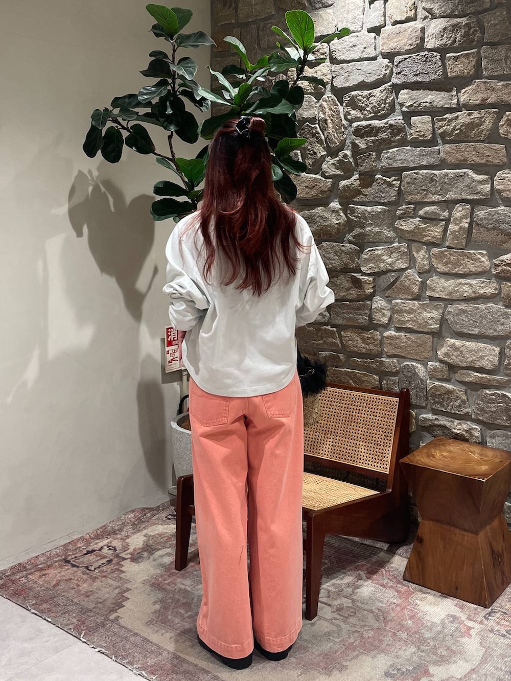 ピンク系のデニムパンツ、グレー系のTシャツ/カットソーを着用したレディースの春コーディネートの3枚目の写真