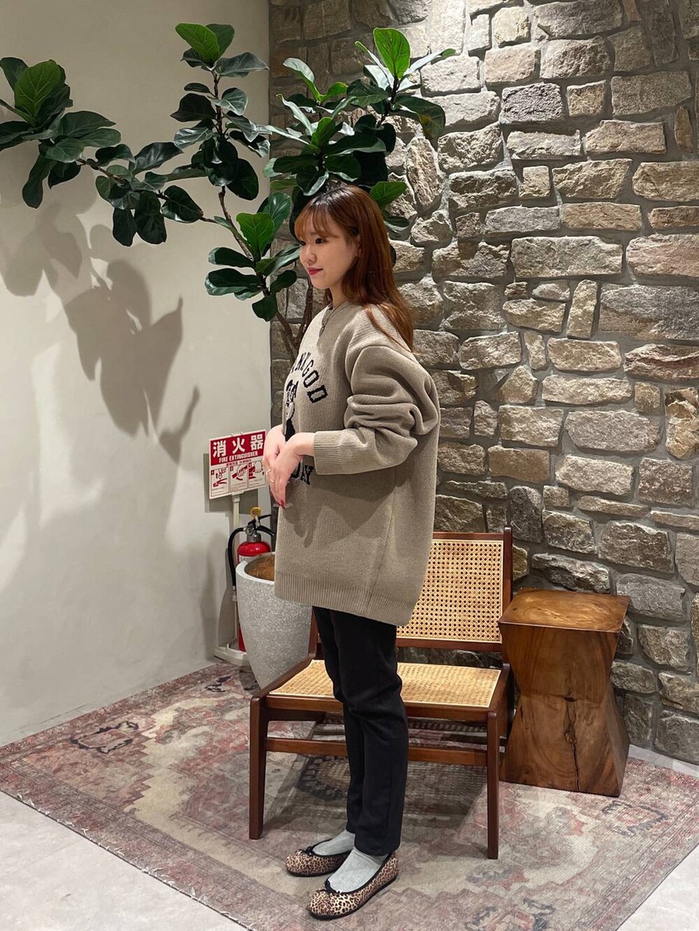 ブラック系のその他パンツ、ベージュ系のニット/セーターを着用したレディースの冬コーディネートの2枚目の写真