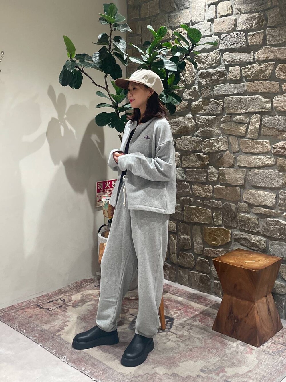 ブラック系のキャミソール、グレー系のカーディガン/ボレロ、グレー系のスウェットパンツを着用したレディースの秋コーディネートの2枚目の写真