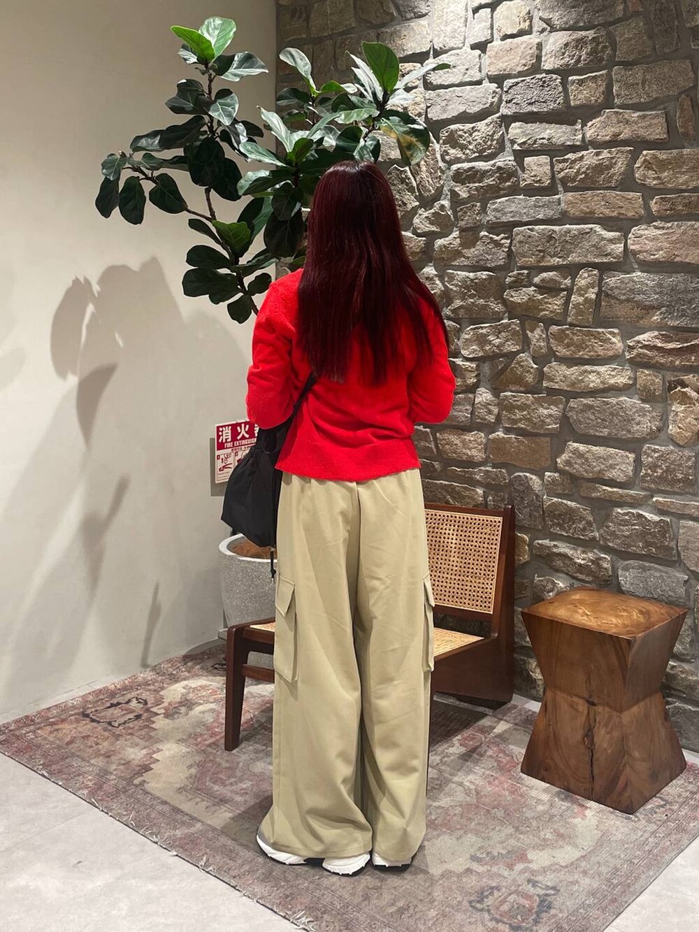 ブラック系のトートバッグ、ベージュ系のその他パンツ、グレー系のスニーカーを着用したレディースの冬コーディネートの3枚目の写真