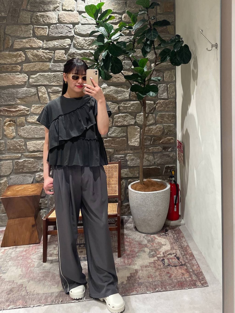 ホワイト系のサンダル、グレー系のその他パンツ、グレー系のTシャツ/カットソーを着用したレディースの夏コーディネートの3枚目の写真