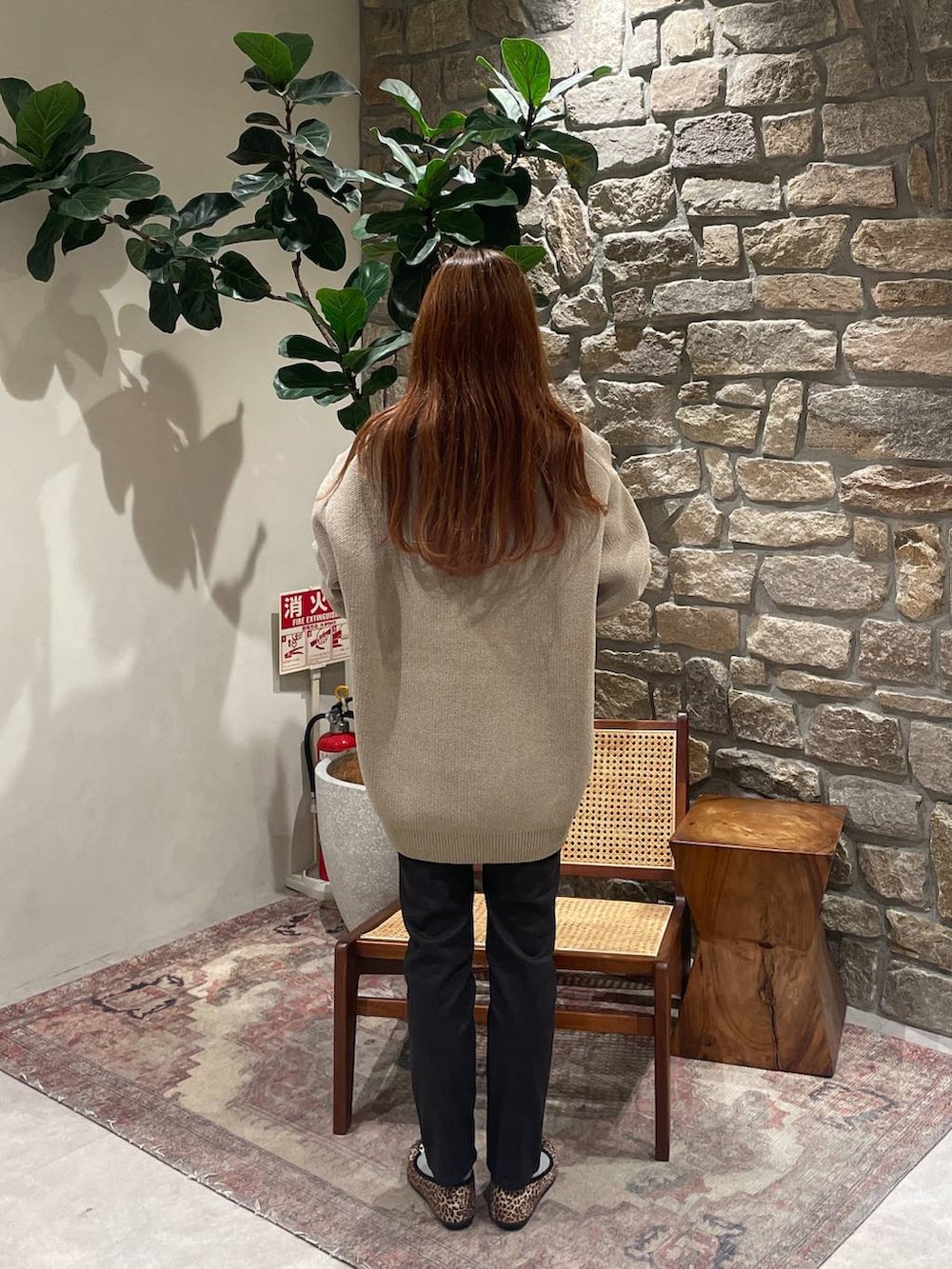 ブラック系のその他パンツ、ベージュ系のニット/セーターを着用したレディースの冬コーディネートの3枚目の写真