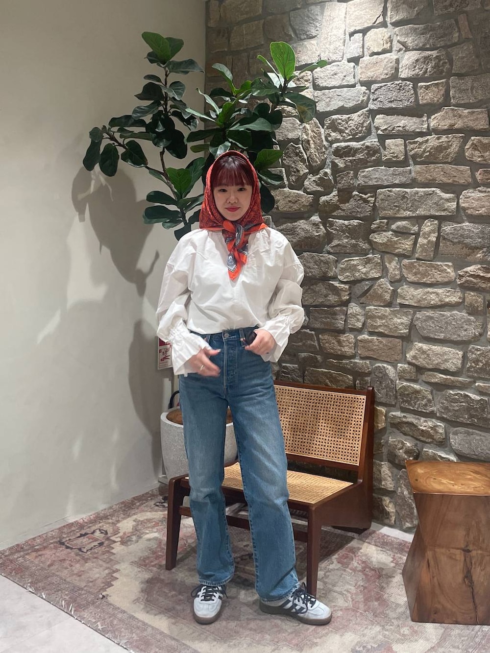 ホワイト系のシャツ/ブラウス、ブルー系のデニムパンツ、グレー系のサングラスを着用したレディースの冬コーディネートの2枚目の写真