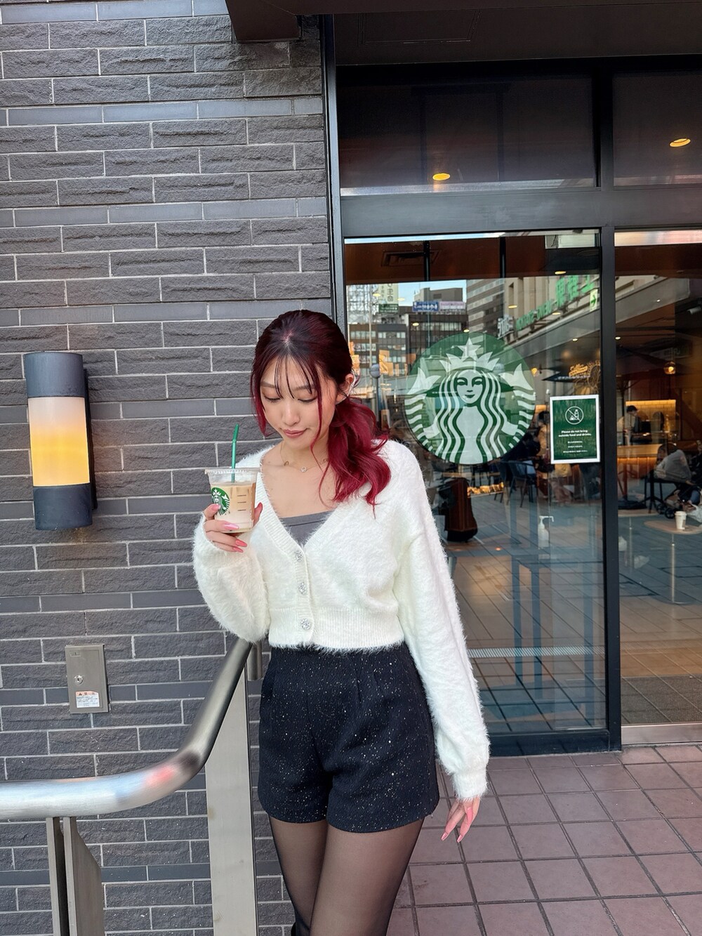「ラメパンツ、ラメニット、モノトーンコーデ、春めき満開コーデ、春コーデ、ootd、大人ガーリー、骨格ウェーブ、高身長女子」｜「ANAPのラメ入りショートパンツ（その他パンツ、ブラック系）」を使った、shiiiho27さん（骨格ウェーブ・レディース・169cm）の春コーディネートの2枚目の写真