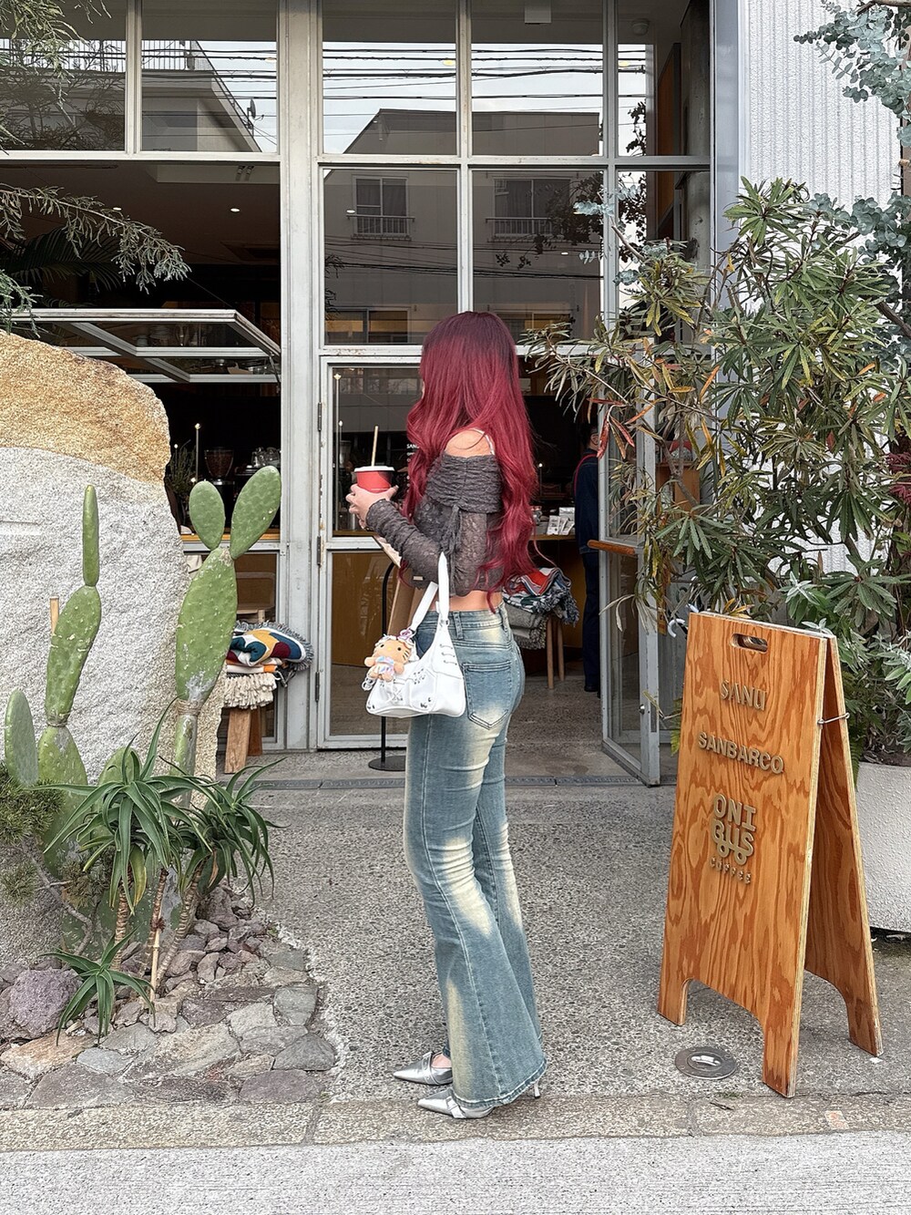 「レース、オフショル、デニム、フレアパンツ、高身長コーデ、骨格ウェーブ、outfit、ootd、シンプルスタイル」｜「EMODAのレースオフショルダートップ（Tシャツ/カットソー、グレー系）」を使った、shiiiho27さん（骨格ウェーブ・レディース・169cm）の春コーディネートの2枚目の写真