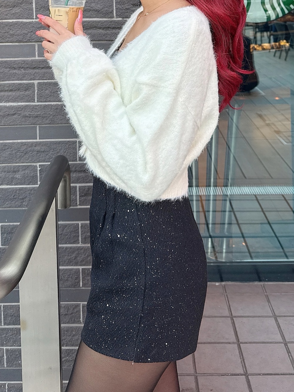 「ラメパンツ、ラメニット、モノトーンコーデ、春めき満開コーデ、春コーデ、ootd、大人ガーリー、骨格ウェーブ、高身長女子」｜「ANAPのラメ入りショートパンツ（その他パンツ、ブラック系）」を使った、shiiiho27さん（骨格ウェーブ・レディース・169cm）の春コーディネートの3枚目の写真