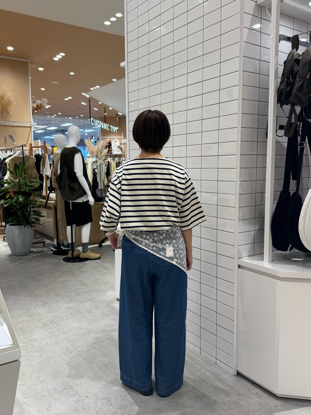 ホワイト系のTシャツ/カットソー、ブルー系のデニムパンツ、ブラック系のサンダルを着用したレディースの夏コーディネートの5枚目の写真