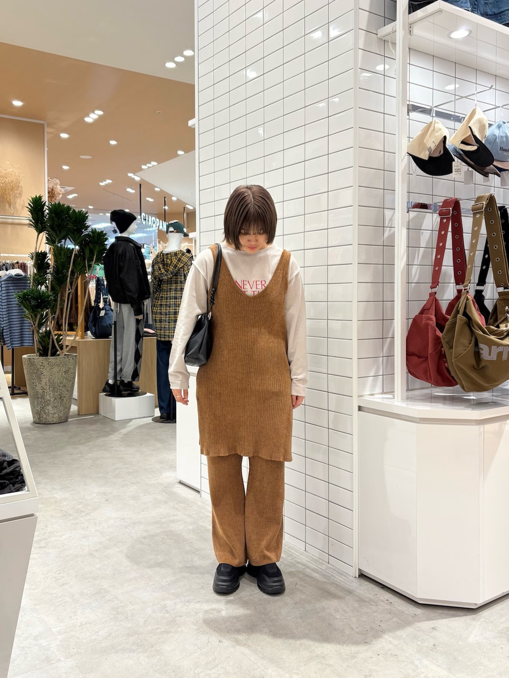 グレー系のTシャツ/カットソー、ブラウン系のその他パンツ、ブラウン系のワンピースを着用したレディースの秋コーディネートの2枚目の写真