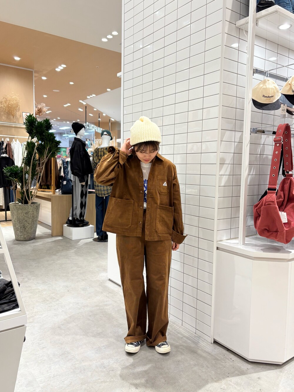 イエロー系のその他パンツ、イエロー系のその他アウター、ホワイト系のTシャツ/カットソーを着用したレディースの秋コーディネートの2枚目の写真