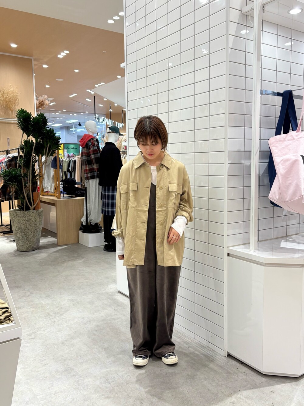 ブラウン系のつなぎ/オールインワン、ホワイト系のTシャツ/カットソー、ベージュ系のシャツ/ブラウスを着用したレディースの秋コーディネートの2枚目の写真