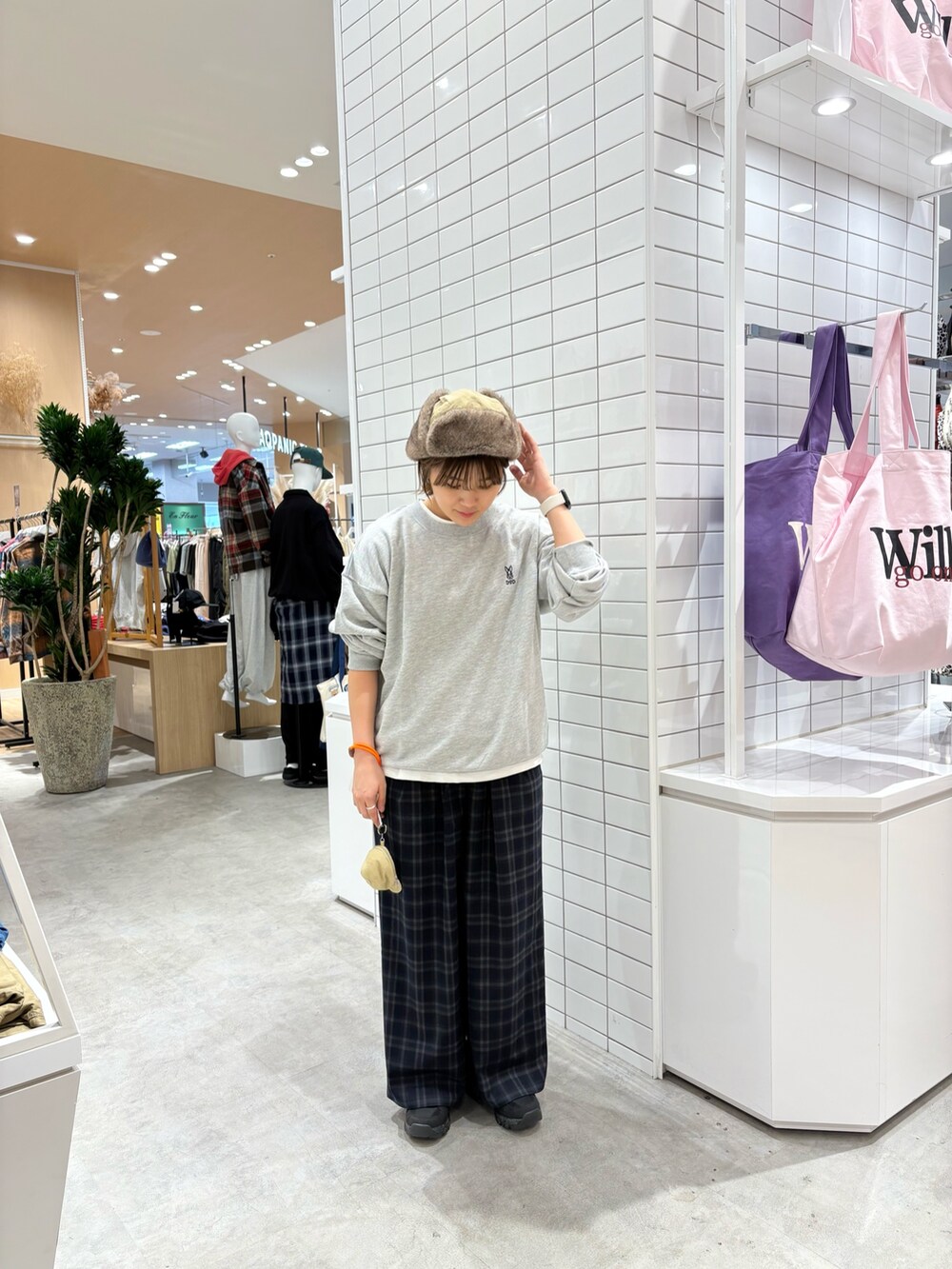 グレー系のスウェット、ブルー系のその他パンツ、ベージュ系のハットを着用したレディースの秋コーディネートの2枚目の写真