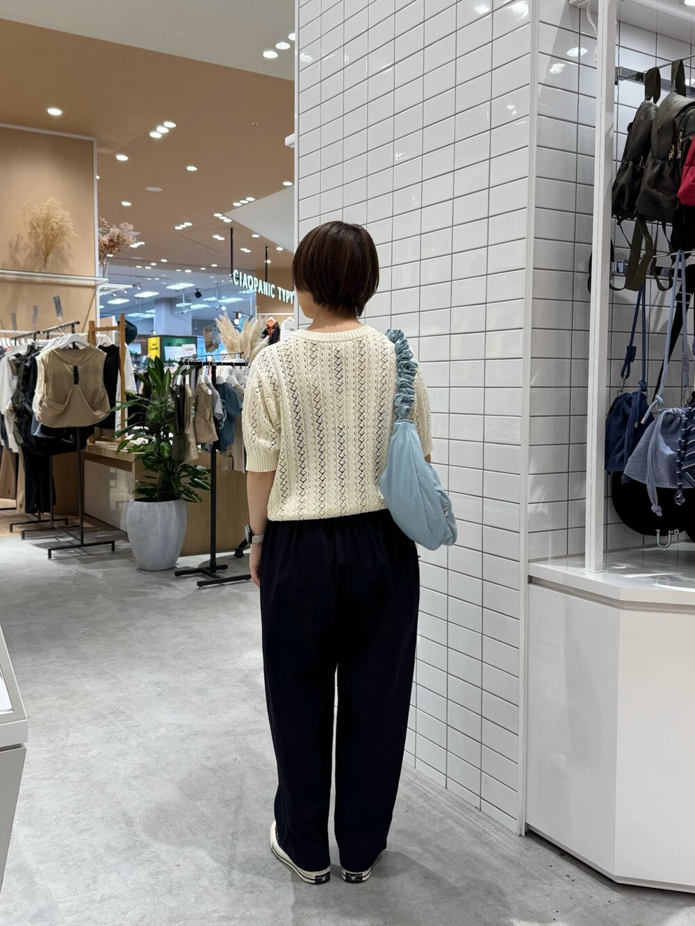 ホワイト系のカーディガン/ボレロ、ブラック系のその他パンツ、ブルー系のトートバッグを着用したレディースの夏コーディネートの4枚目の写真