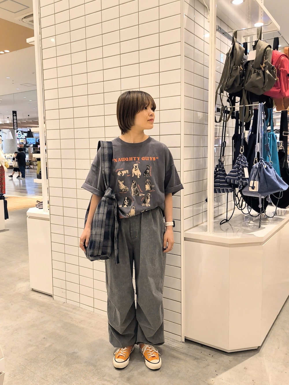 グレー系のTシャツ/カットソー、ブラック系のカーゴパンツを着用したレディースの夏コーディネートの3枚目の写真