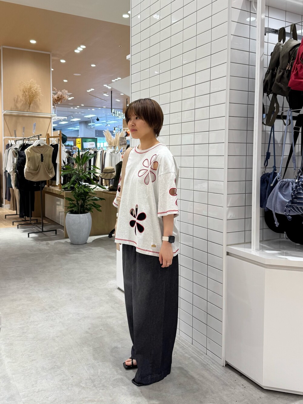 ホワイト系のタンクトップ、グレー系のTシャツ/カットソー、ブラック系のサンダルを着用したレディースの夏コーディネートの4枚目の写真