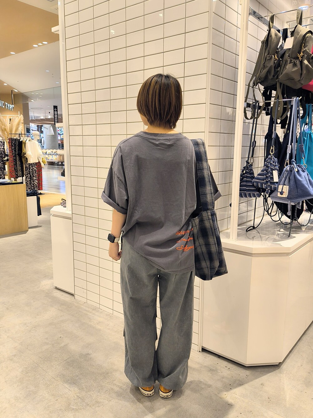 グレー系のTシャツ/カットソー、ブラック系のカーゴパンツを着用したレディースの夏コーディネートの4枚目の写真