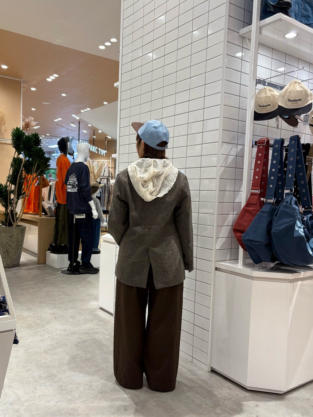 ブラウン系のデニムパンツ、ブラウン系のテーラードジャケット、ホワイト系のTシャツ/カットソーを着用したレディースの秋コーディネートの4枚目の写真