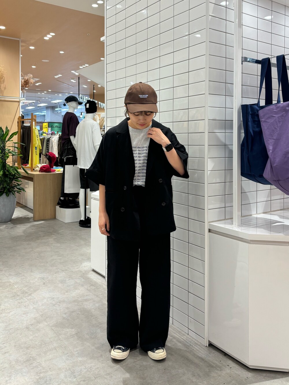 ブラック系のスラックス、ブラック系のテーラードジャケット、グレー系のTシャツ/カットソーを着用したレディースの秋コーディネートの2枚目の写真