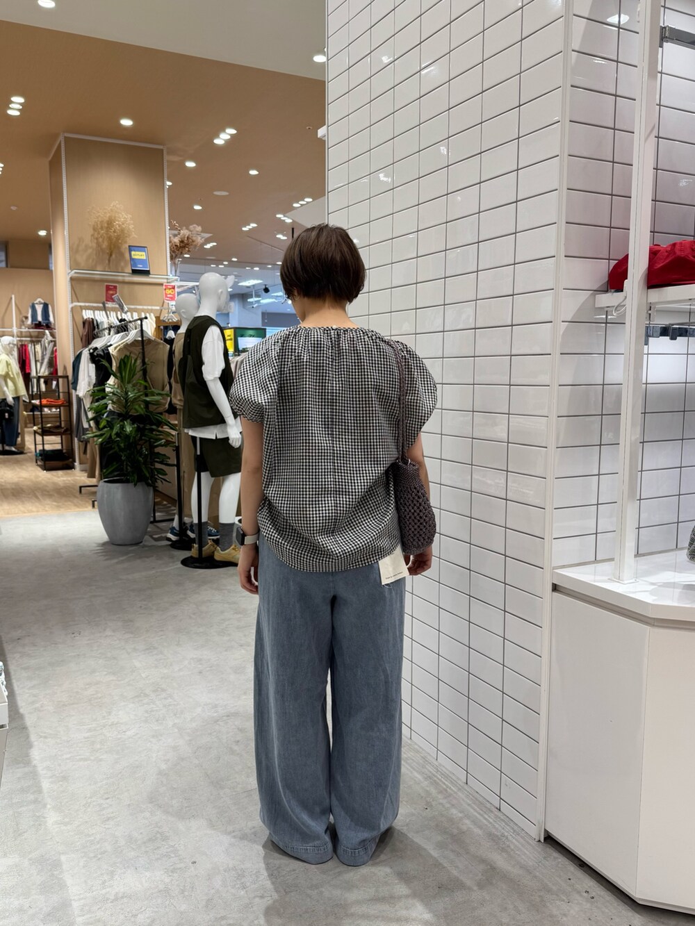 ブラック系のシャツ/ブラウス、ブルー系のデニムパンツ、ブラック系のサンダルを着用したレディースの夏コーディネートの4枚目の写真