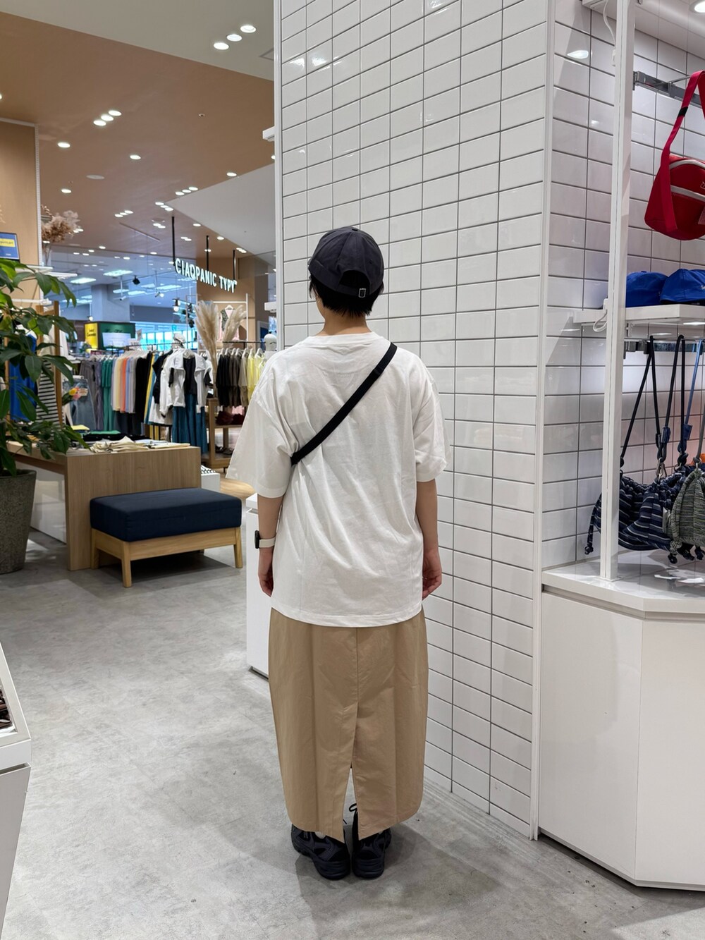 ホワイト系のTシャツ/カットソー、グレー系のトートバッグ、ベージュ系のスカートを着用したレディースの春コーディネートの6枚目の写真