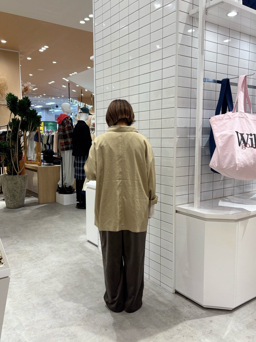 ブラウン系のつなぎ/オールインワン、ホワイト系のTシャツ/カットソー、ベージュ系のシャツ/ブラウスを着用したレディースの秋コーディネートの4枚目の写真