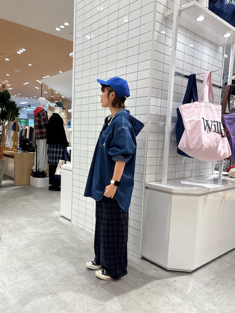 ブルー系のシャツ/ブラウス、ブルー系のその他パンツ、ブルー系のキャップを着用したレディースの秋コーディネートの4枚目の写真