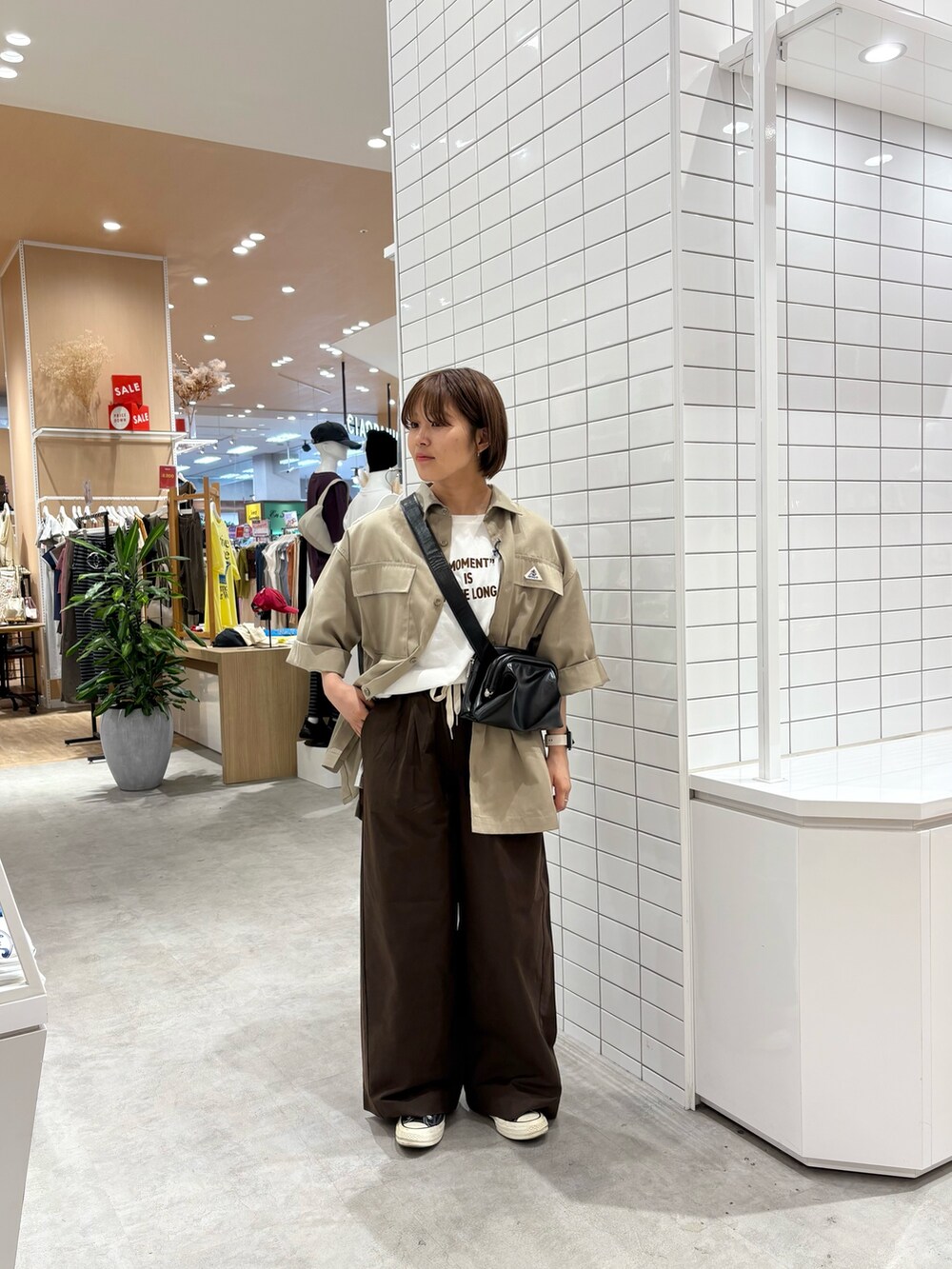 ブラウン系のデニムパンツ、ホワイト系のTシャツ/カットソー、ベージュ系のシャツ/ブラウスを着用したレディースの秋コーディネートの4枚目の写真