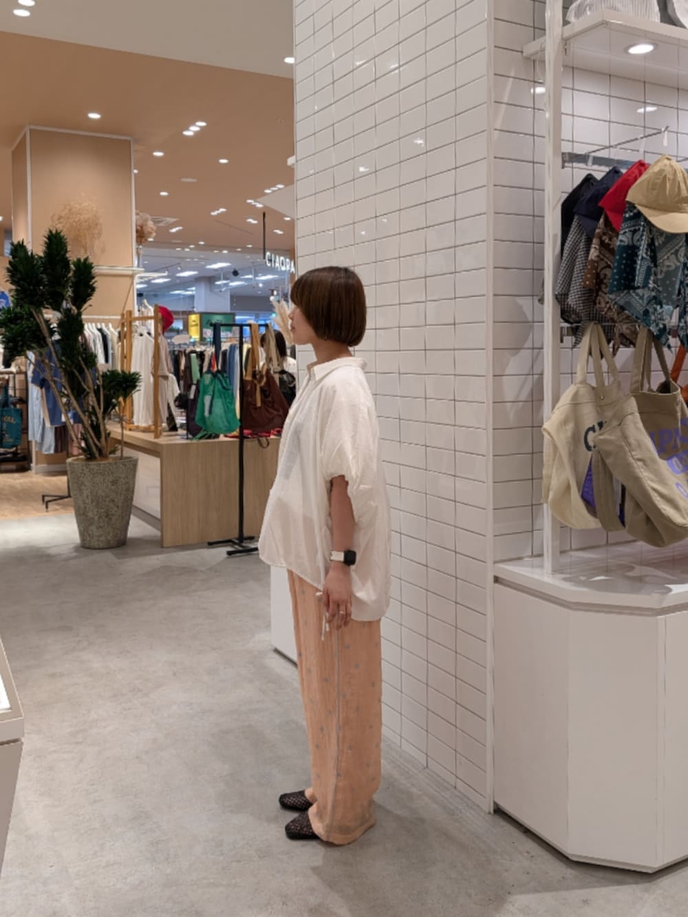 ピンク系のその他パンツ、ブラック系のパンプス、ホワイト系のTシャツ/カットソーを着用したレディースの夏コーディネートの4枚目の写真