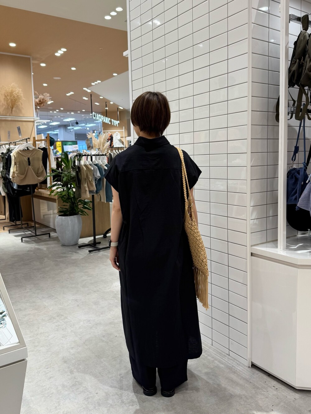 ブラック系のワンピース、ブラック系のその他パンツ、ブラック系のサンダルを着用したレディースの夏コーディネートの4枚目の写真