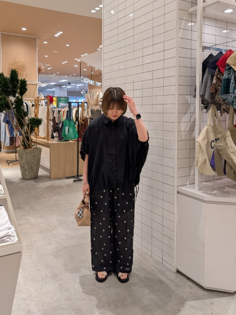 ブラック系のシャツ/ブラウス、ブラック系のその他パンツ、ブラック系のサンダルを着用したレディースの夏コーディネートの2枚目の写真