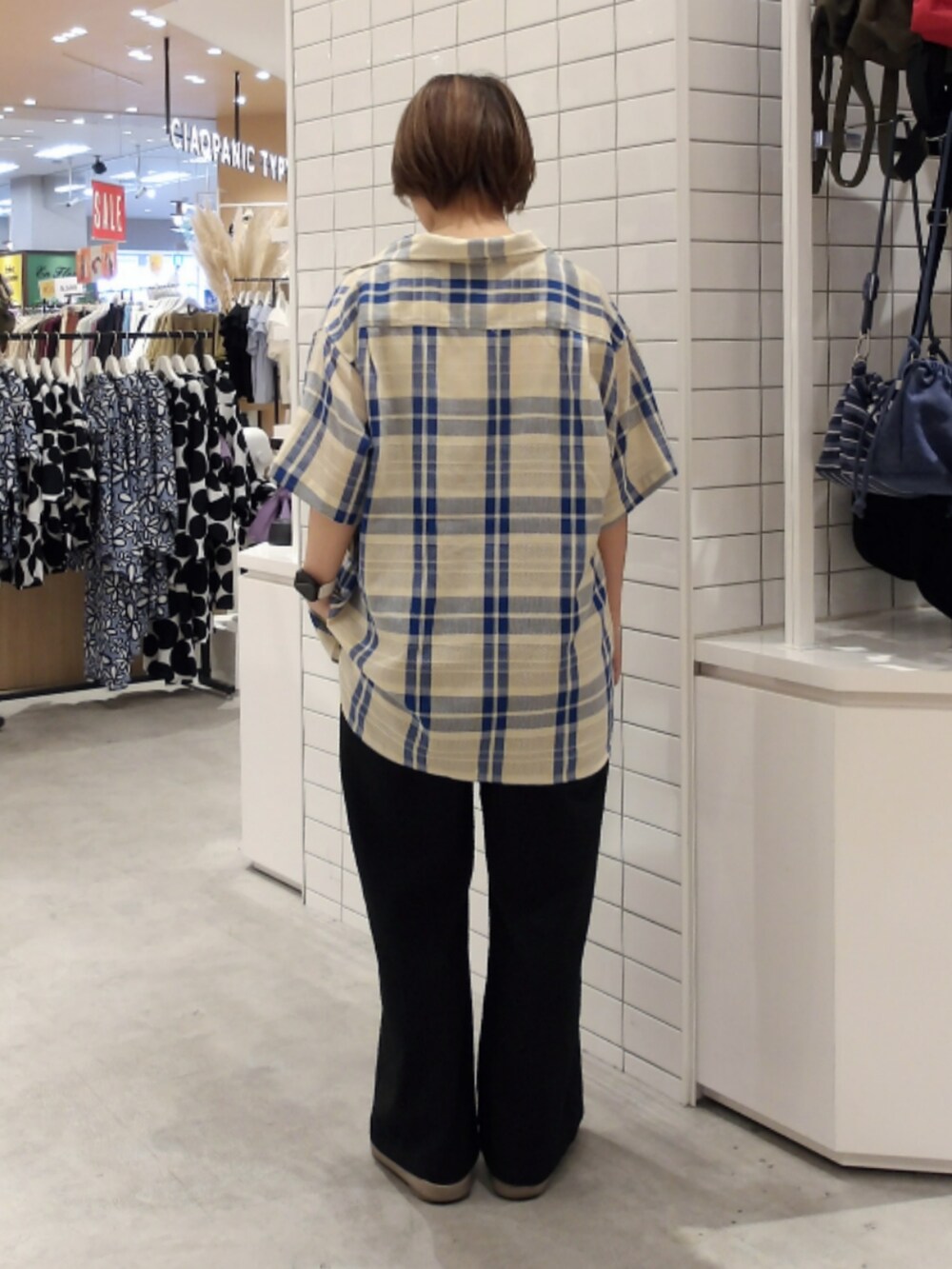 ブラック系のサロペット/オーバーオール、ベージュ系のシャツ/ブラウスを着用したレディースの夏コーディネートの5枚目の写真